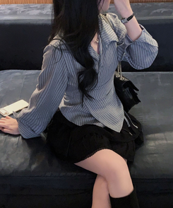 플래시 스웨이드 투버튼 스트라이프 슬림핏 랩 셔츠블라우스 블루