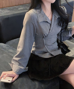 플래시 스웨이드 투버튼 스트라이프 슬림핏 랩 셔츠블라우스 블루