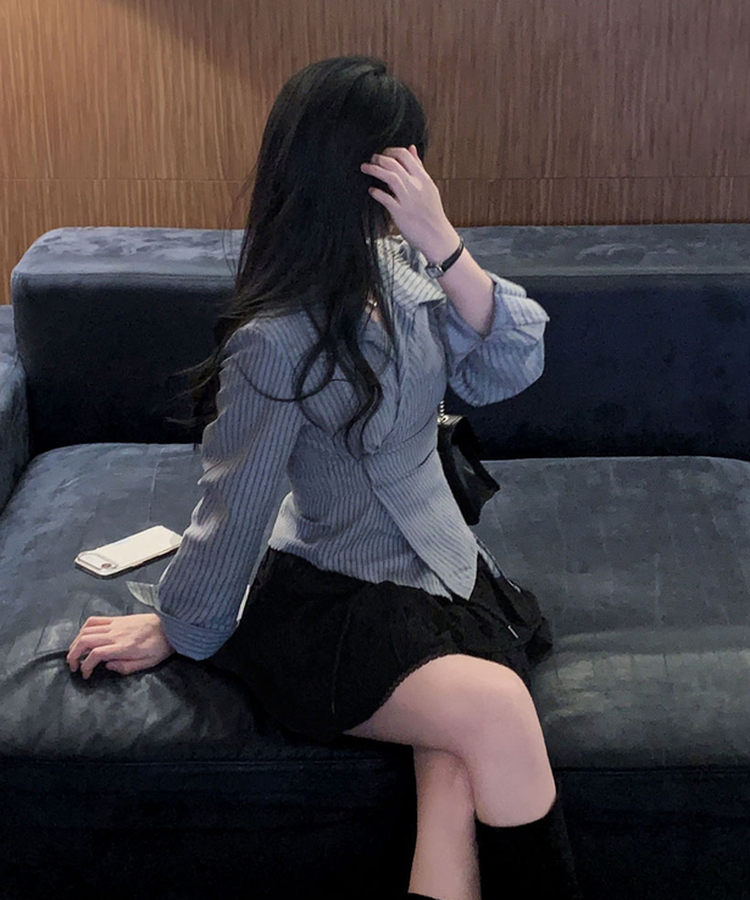 플래시 스웨이드 투버튼 스트라이프 슬림핏 랩 셔츠블라우스 블루