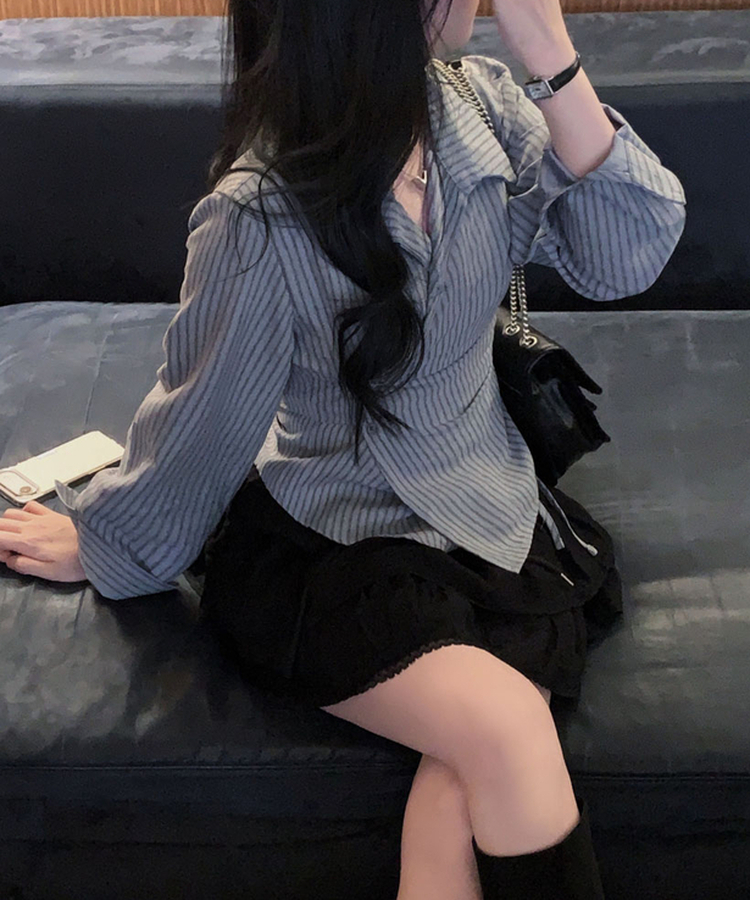 플래시 스웨이드 투버튼 스트라이프 슬림핏 랩 셔츠블라우스 블루