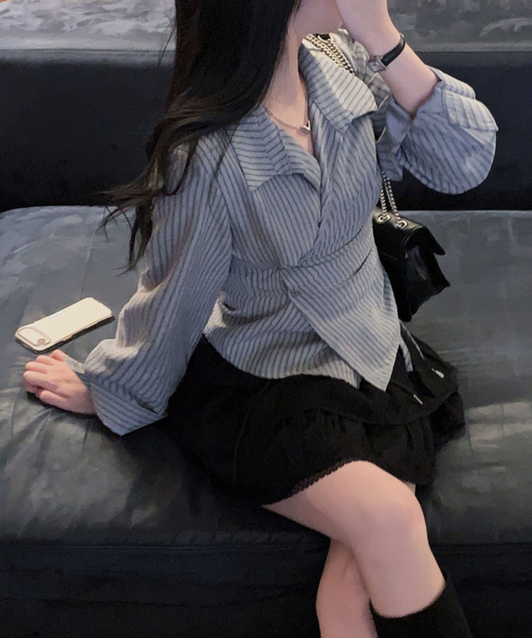 플래시 스웨이드 투버튼 스트라이프 슬림핏 랩 셔츠블라우스 블루