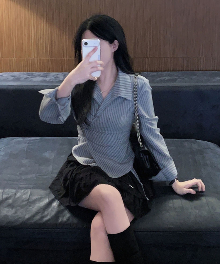 플래시 스웨이드 투버튼 스트라이프 슬림핏 랩 셔츠블라우스 블루