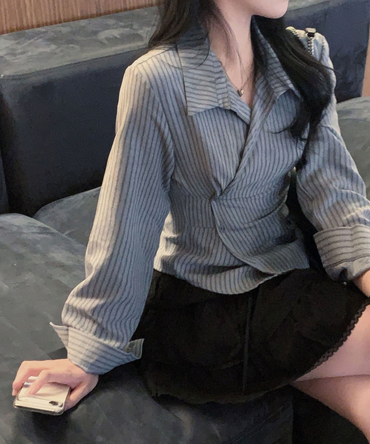 플래시 스웨이드 투버튼 스트라이프 슬림핏 랩 셔츠블라우스 블루