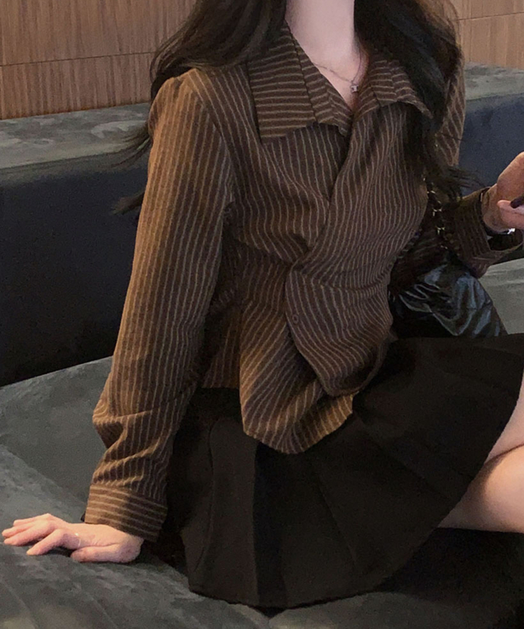 플래시 스웨이드 투버튼 스트라이프 슬림핏 랩 셔츠블라우스 브라운