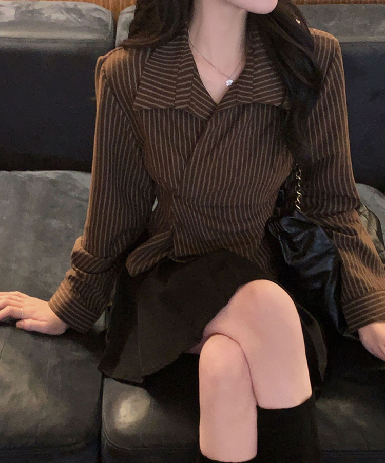 플래시 스웨이드 투버튼 스트라이프 슬림핏 랩 셔츠블라우스 브라운
