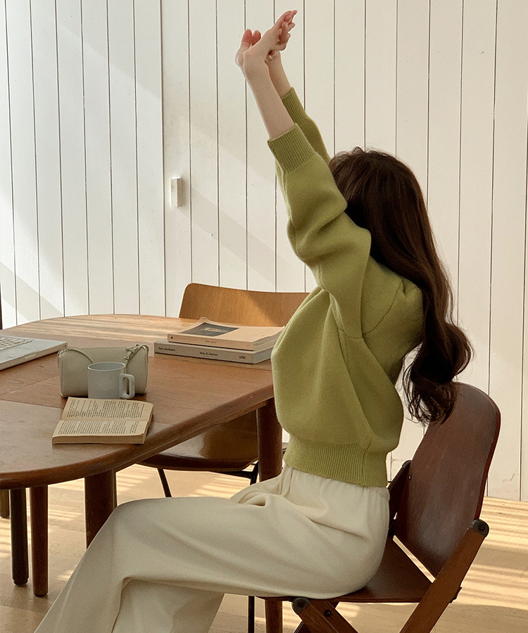 （ラウンドネック＆Vネック／好みに合わせて／9色展開／厚手でふんわり♥）2タイプ 長袖ニットトップス LIGHT OLIVE