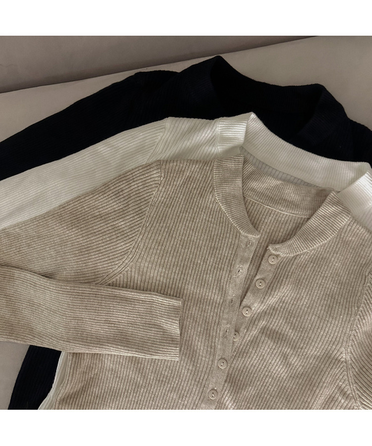 ボタンスリムフィットニット