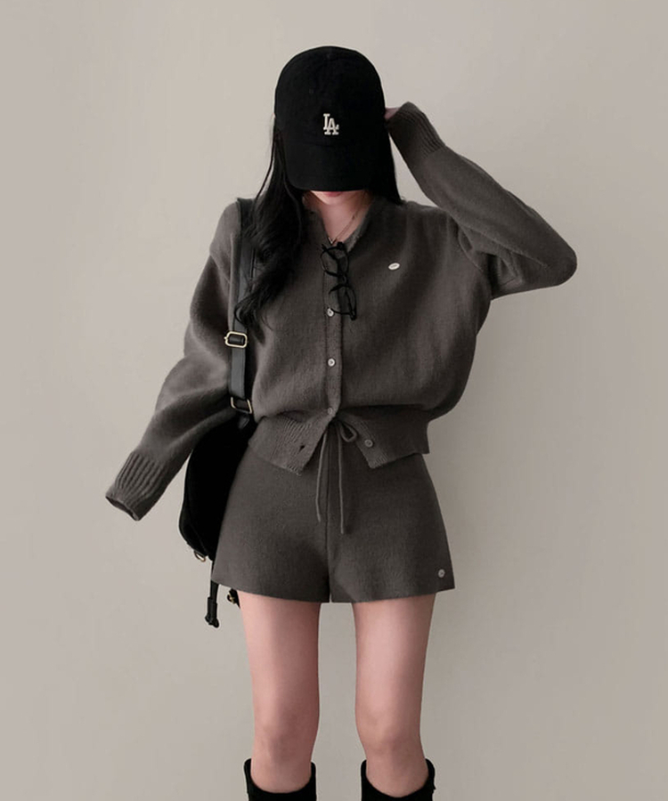 셀레나 팬던트 니트 가디건숏팬츠 투피스 세트 차콜