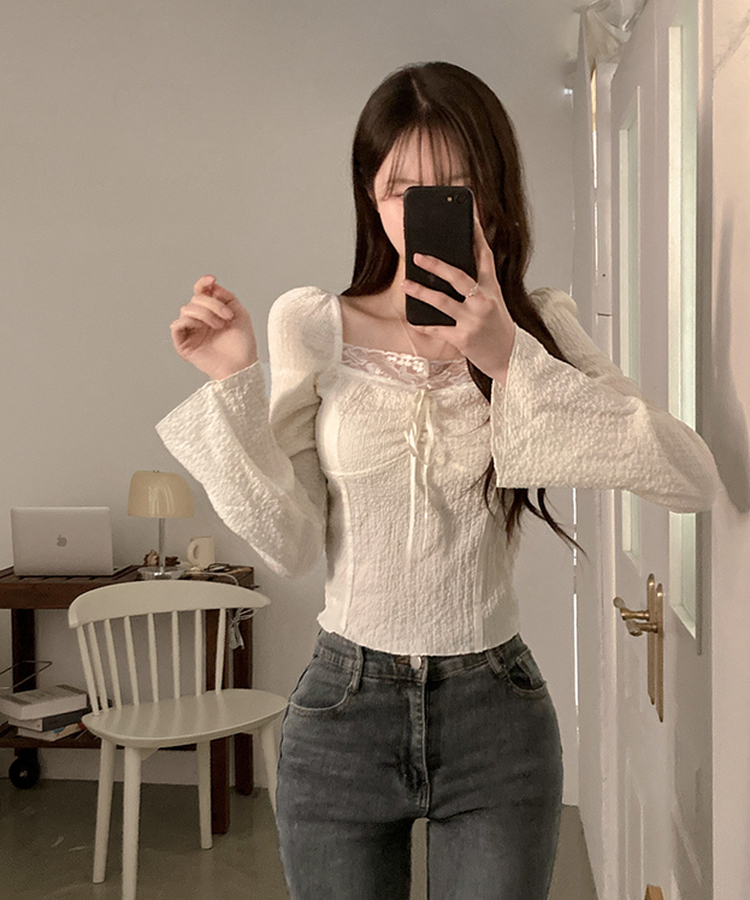아테 레이스 리본 나팔 소매 블라우스 베이지