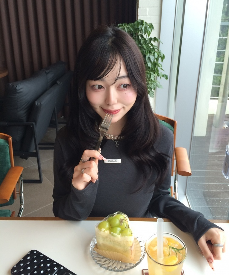 【✔기획】라운드 슬림 베이직 긴팔 티셔츠 먹색