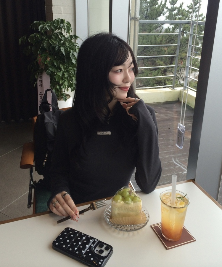 【✔기획】라운드 슬림 베이직 긴팔 티셔츠 먹색