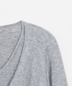 シャーリングラップドレープVニット