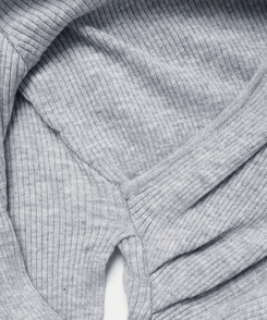 シャーリングラップドレープVニット