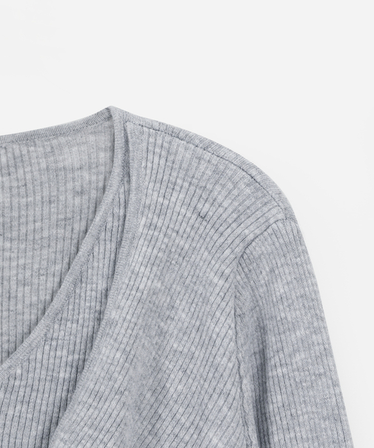 シャーリングラップドレープVニット