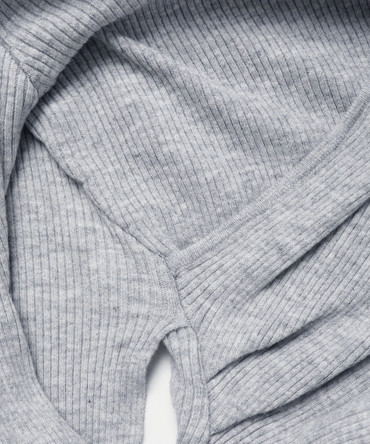 シャーリングラップドレープVニット