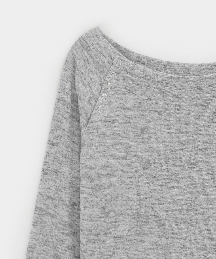 オフショルダーボタン長袖Tシャツ