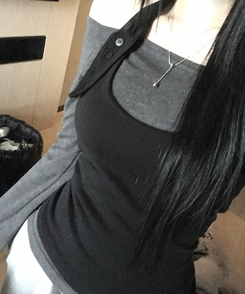 【SET】ボタンホルターキャミソール オフ長袖Tシャツ BLACK+CHARCOAL