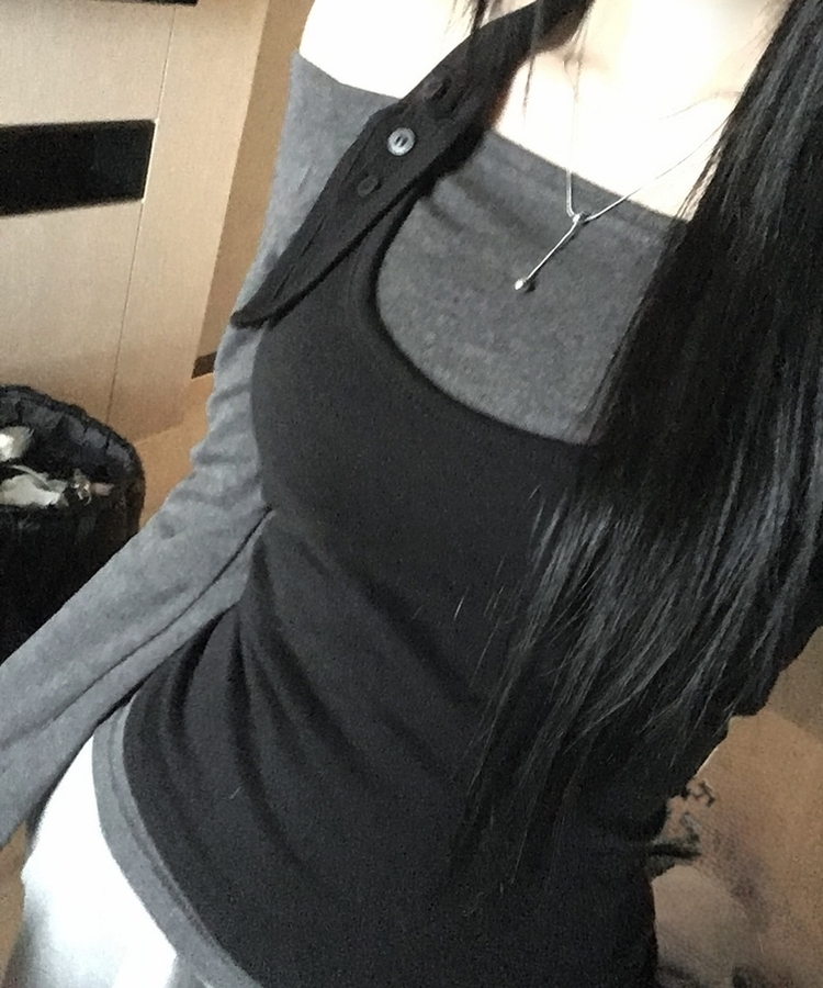 【SET】ボタンホルターキャミソール オフ長袖Tシャツ BLACK+CHARCOAL