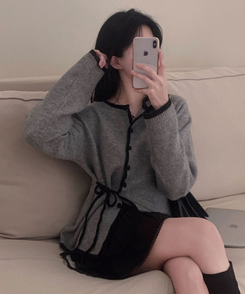 사랑스러운 포인트바닐라 리본 스트랩 루즈핏 배색 니트 가디건 차콜