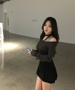 バイカラーレイヤードスリム長袖Tシャツ BROWN