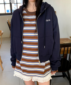 レタリング刺繍フードジップアップ NAVY