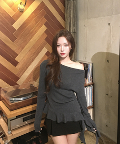 オフショルダーフリルシアリングニット GREY