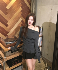 オフショルダーフリルシアリングニット GREY