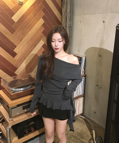 オフショルダーフリルシアリングニット GREY