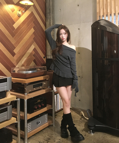 オフショルダーフリルシアリングニット GREY