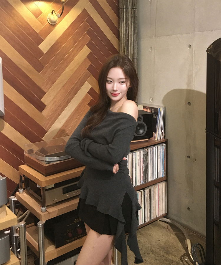 オフショルダーフリルシアリングニット GREY