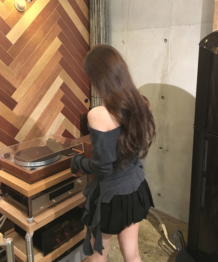 オフショルダーフリルシアリングニット GREY