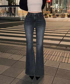 ウォッシュミッドブルーブーツカットパンツ MID DENIM