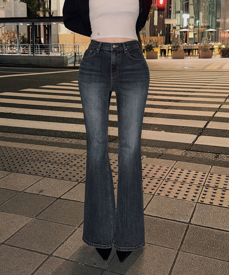 ウォッシュミッドブルーブーツカットパンツ MID DENIM