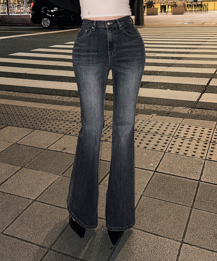 ウォッシュミッドブルーブーツカットパンツ MID DENIM