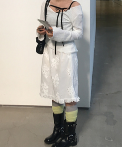 パンチングレースフラワー刺繍フリルミディスカート IVORY