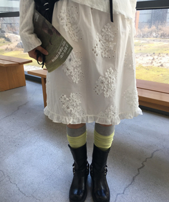 パンチングレースフラワー刺繍フリルミディスカート IVORY