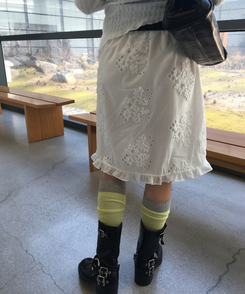 パンチングレースフラワー刺繍フリルミディスカート IVORY
