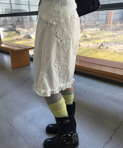 パンチングレースフラワー刺繍フリルミディスカート IVORY