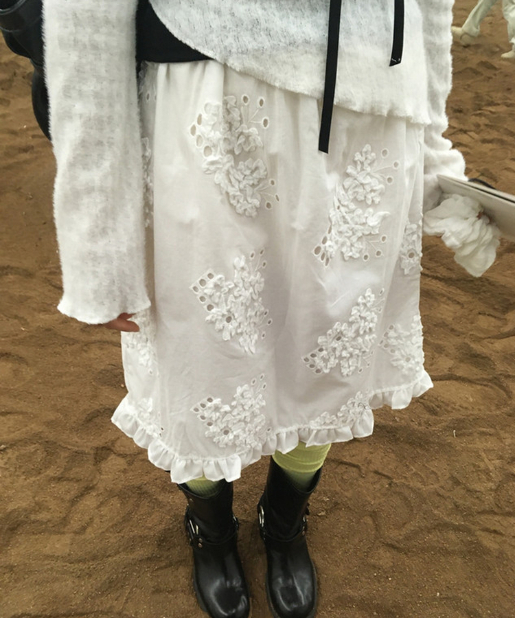 パンチングレースフラワー刺繍フリルミディスカート IVORY