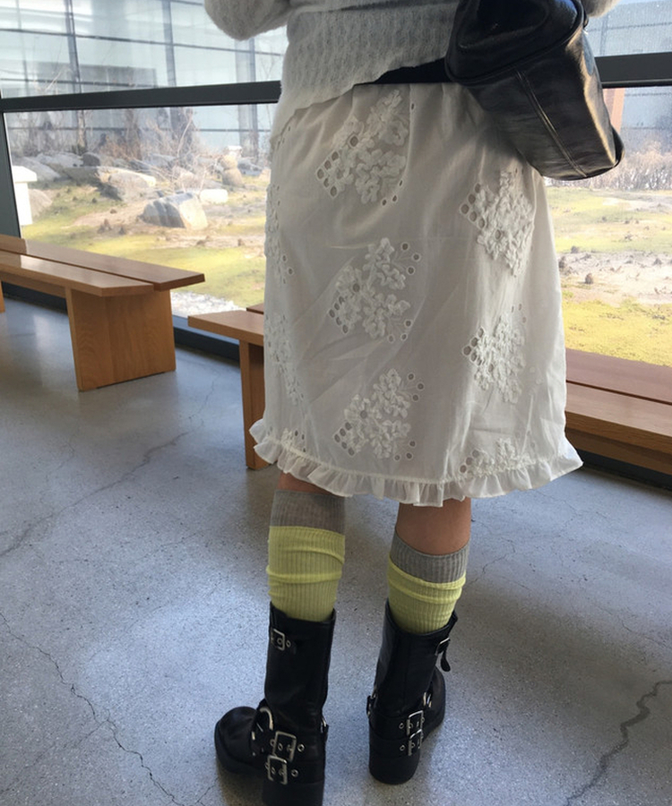 パンチングレースフラワー刺繍フリルミディスカート IVORY