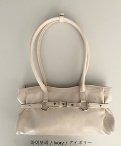 シルバーベルトアイレットスクエアバッグ