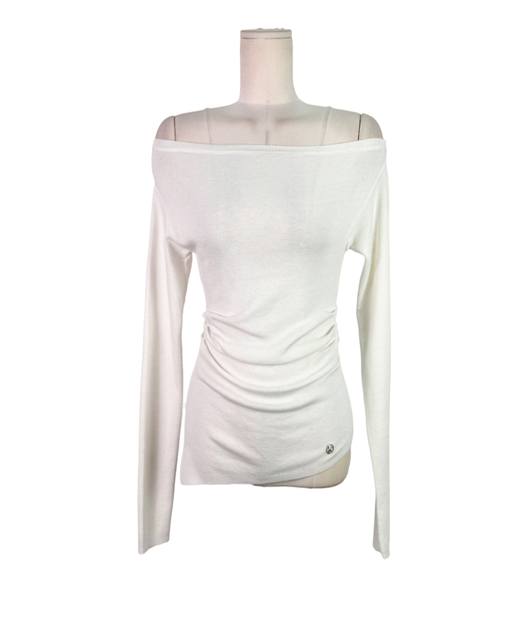 オフショルダーシアリングニット