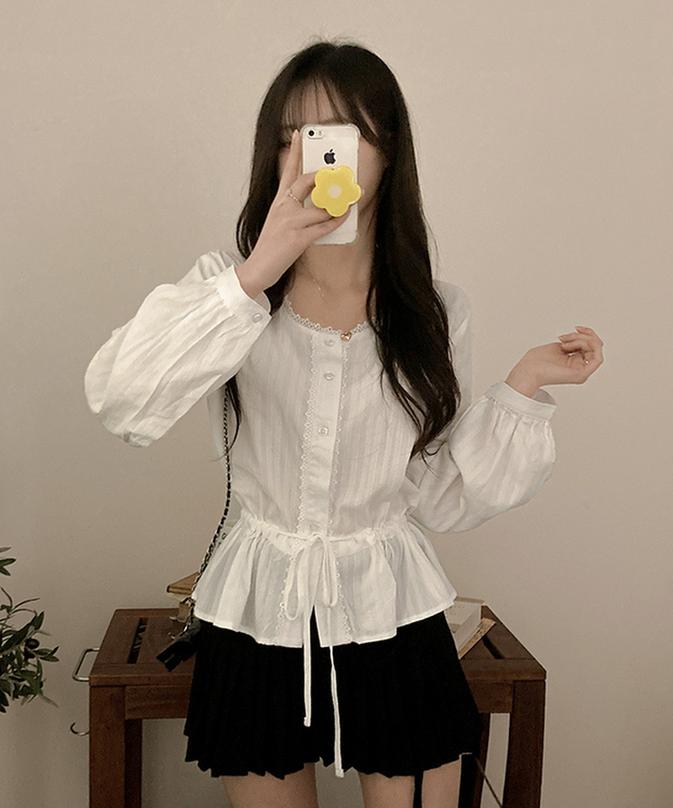 소비 레이스 허리 리본 스트링 펀칭 플레어 블라우스 화이트