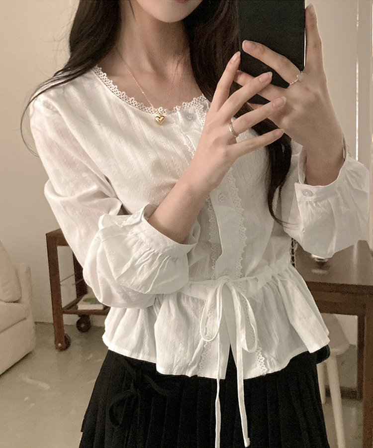 소비 레이스 허리 리본 스트링 펀칭 플레어 블라우스 화이트