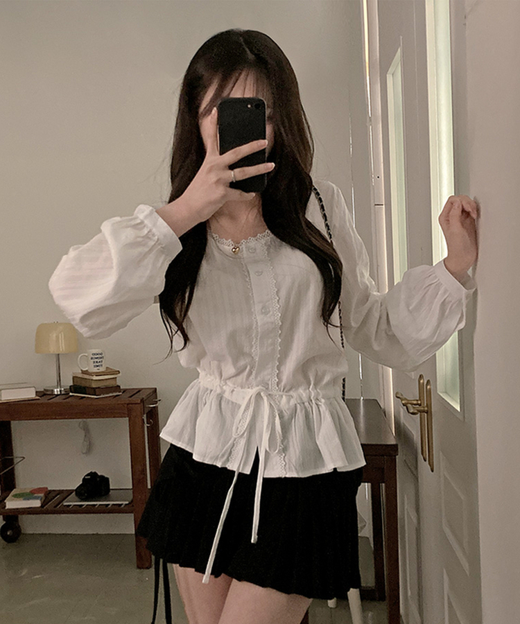 소비 레이스 허리 리본 스트링 펀칭 플레어 블라우스 화이트