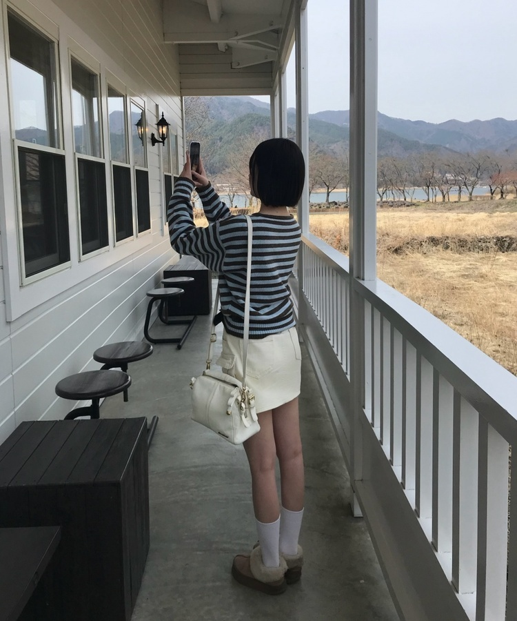 스트라이프 브이넥 니트 브라운