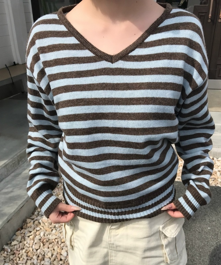 스트라이프 브이넥 니트 브라운