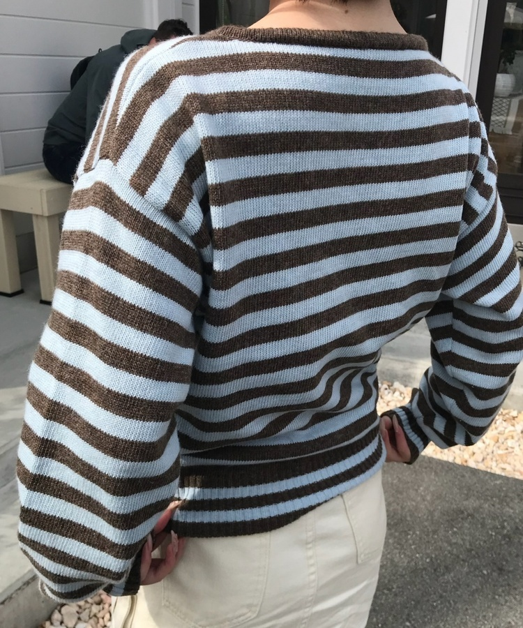 스트라이프 브이넥 니트 브라운