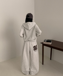 レタリングワイドトレーニングパンツ OATMEAL