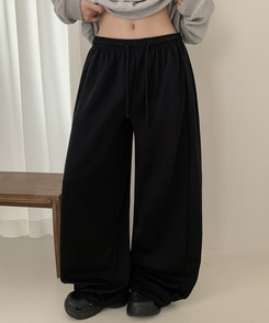 レタリングワイドトレーニングパンツ BLACK